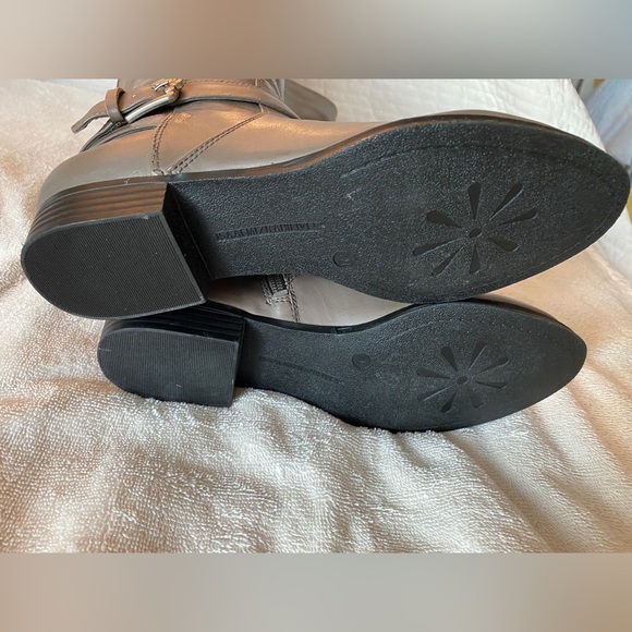 Isaac Mizrahi sz 7 HTF TAUPE leather stretch riding boots- never worn - Picture 8 of 13